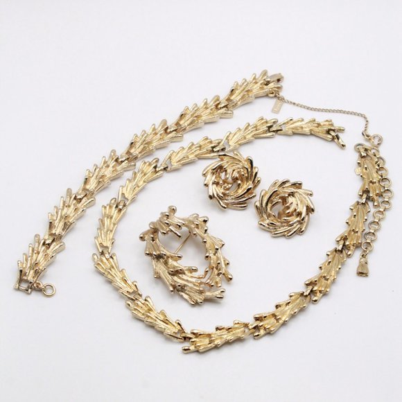 MONET TEXTURED BRUTALIST GOLD TONE PARURE SET - Picture 7 of 9